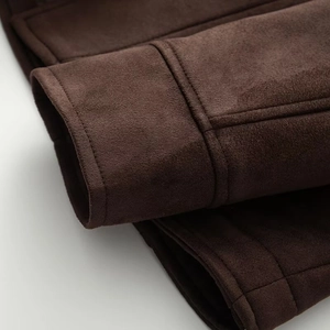 Manteau trench marron pour femme en suédine avec ceinture et détails de couture