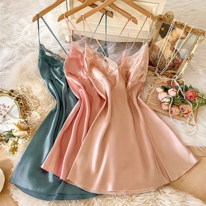 Nuisette élégante en satin avec dentelle en vert foncé, rose et couleurs champagne