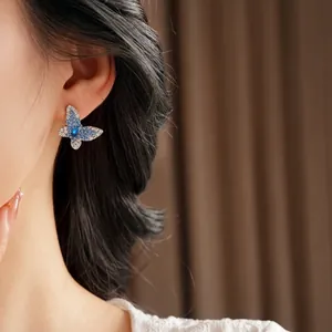 Elegantes pendientes de mariposa con piedras azules y circonitas en acabado plateado