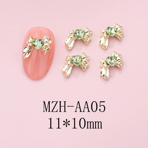 Dettaglio di ciondoli per unghie a fiocco in lega oro 11x10mm con strass verdi