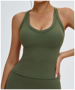 Détail du débardeur de yoga vert olive côtelé avec col en U et tissu extensible
