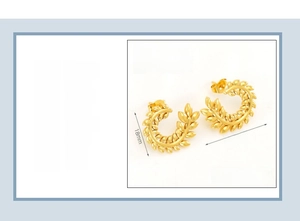 Macro view of 18K gold plated wheat ear earrings with dimensions 18x20mm and steel texture