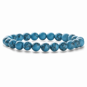 Détail des perles de turquoise bleue avec veines naturelles et cordon élastique du bracelet