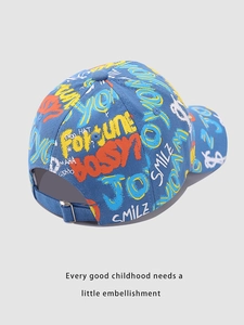 Détail de la casquette marine avec imprimés graffiti colorés et boucle en métal réglable