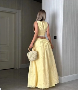Détail d'un ensemble deux pièces jaune clair avec broderie anglaise et jupe longue