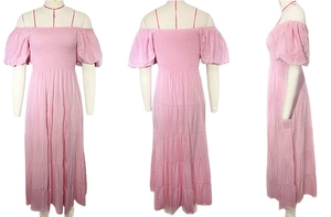 Détail de la robe maxi rose à épaules dénudées avec manches bouffantes et jupon à volants