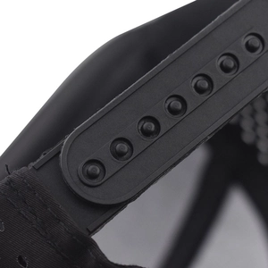 Dettaglio della chiusura snapback regolabile a 7 fori e delle cuciture sul cappello nero