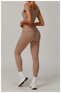 Vue détaillée du dos d'un haut de sport kaki à une épaule et d'un legging de yoga