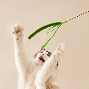 Varita flexible para gatos con pluma larga verde para el juego interactivo en interiores