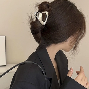 Metal Hair Claw Clip Geometric Irregular Heart Shaped Elegant Liquid Metal Hair Styling Accessories For Women