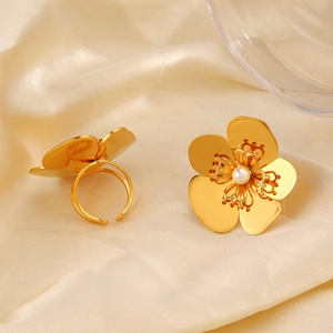 Bague fleur dorée avec incrustation de perle sur fond de soie douce pour femme