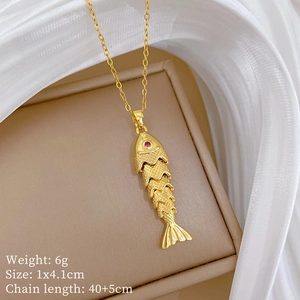 Vue macro du collier carpe koi dorée avec œil rouge sur boîte à bijoux en soie