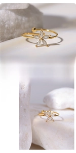 Dettaglio macro di un anello a fiore in oro 18k con zirconi marquise su pietre bianche