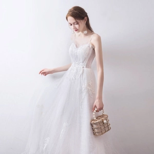 Robe de mariée élégante en dentelle blanche avec col en V et jupe en tulle multicouche