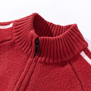 Detail des roten Strick-Cardigans mit Reißverschluss, Stehkragen und weißen Streifen
