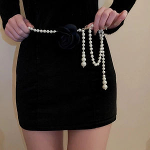 Detail einer luxuriösen zweireihigen Taillenkette mit Kamelienblüten und Perlenanhängern