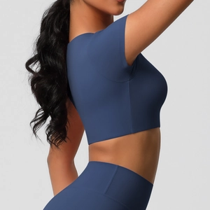 Détail du haut court de yoga brossé double face avec coussinets et coupe ajustée sport