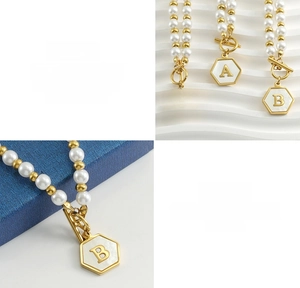 Détail macro de pendentifs hexagonaux en perle avec collier à boucle OT en acier titane