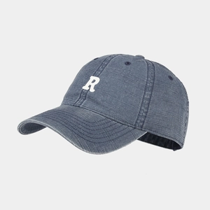 Detail der gewaschenen Denim-Baseballkappe mit weißem R-Stick und Vintage-Textur