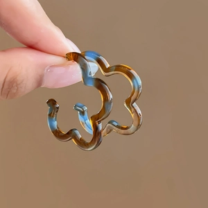 Retro amber leopard print C-shape resin hoop earrings with elegant petal texture for women