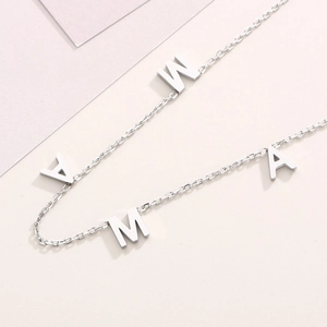 Collier avec pendentif lettre MAMA en acier inoxydable argenté pour femme, vue à plat