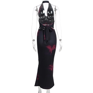Détail de robe longue à licou avec imprimé abstrait rouge et dos nu avec lien à nouer
