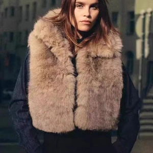 Elegante gilet corto da donna in ecopelliccia color cuoio in contesto urbano
