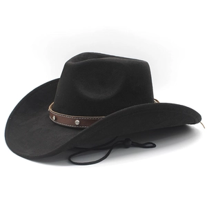 Détail du chapeau de cowboy noir avec bande en cuir à rivets et cordon coupe-vent réglable