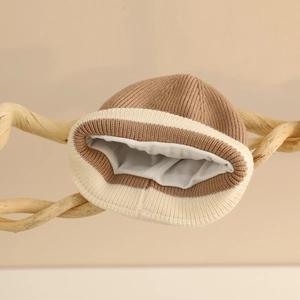 Bonnet d'hiver en tricot pour bébé avec broderie ours en couleurs caramel et crème