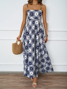 Vue détaillée de la robe longue à fleurs avec dos nu et bretelles à taille haute