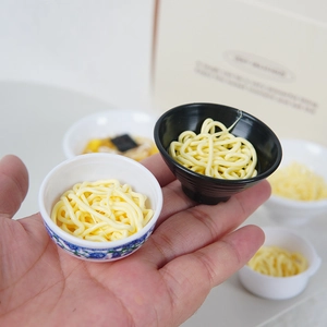 Bols de ramen miniatures pour maison de poupée avec détails réalistes dans la main