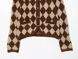 Detailansicht der Argyle-Strickjacke mit herzförmigen Metallknöpfen und flauschiger Textur