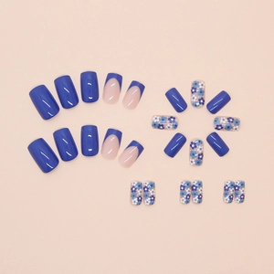 Faux ongles French bleus avec motifs floraux et finition brillante sur base nude