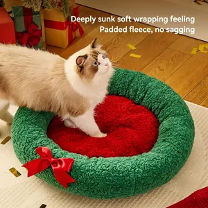 Weihnachts-Haustierbett als Kranz mit grünem Plüschring und rotem Kissen für Katzen