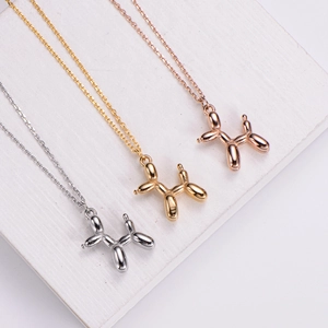 Ensemble de colliers avec pendentif chien ballon en finitions argent, or et or rose