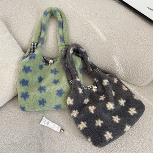 Détail du sac cabas en peluche montrant la texture douce et la doublure en vichy noir