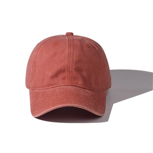 Vue détaillée de face d'une casquette de baseball rétro en coton lavé de couleur rouge brique