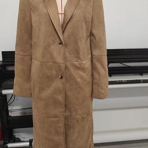 Cappotto lungo in pelle scamosciata marrone da donna con collo a rever e bottoni