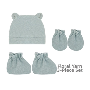 Détail d'un ensemble bébé chiné avec oreilles sur le bonnet et poignets élastiques