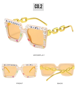 Trois vues de lunettes Birthday Girl avec perles blanches et branches en chaîne dorée
