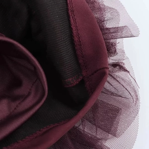 Dettaglio di abito rosso vino con cuciture in rete sottile e fodera in maglia di qualità