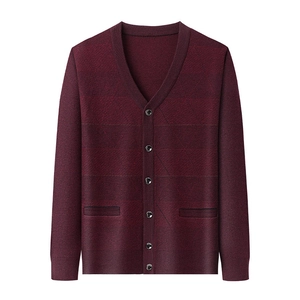 Herren Strickjacke mit V-Ausschnitt in Dunkelrot mit Knopfleiste und zwei Fronttaschen