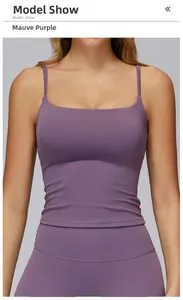 Détail du débardeur de yoga mauve avec fines bretelles doubles et coupe sport ajustée