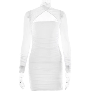 Robe courte blanche élégante en mesh à manches longues et licou avec fronces