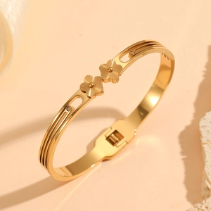 Dettaglio del bracciale a fiori placcato oro 18k con accenti di diamanti brillanti