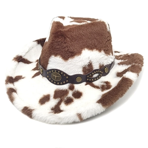 Cowboyhut mit Kuhprint, breiter Krempe, Lederband und silbernem Stierkopf-Emblem