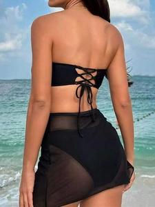 Ensemble bikini noir trois pièces avec haut bandeau, lacé au dos et jupe de plage en tulle
