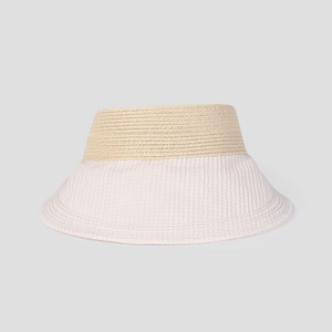 Dettaglio della paglia intrecciata e tesa in tessuto plissettato del cappello