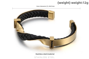 Dettaglio del bracciale in acciaio inossidabile dorato con cuoio nero e zirconi