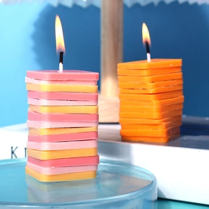 Vista macro de moldes de silicona de bloques cuadrados apilados para velas perfumadas